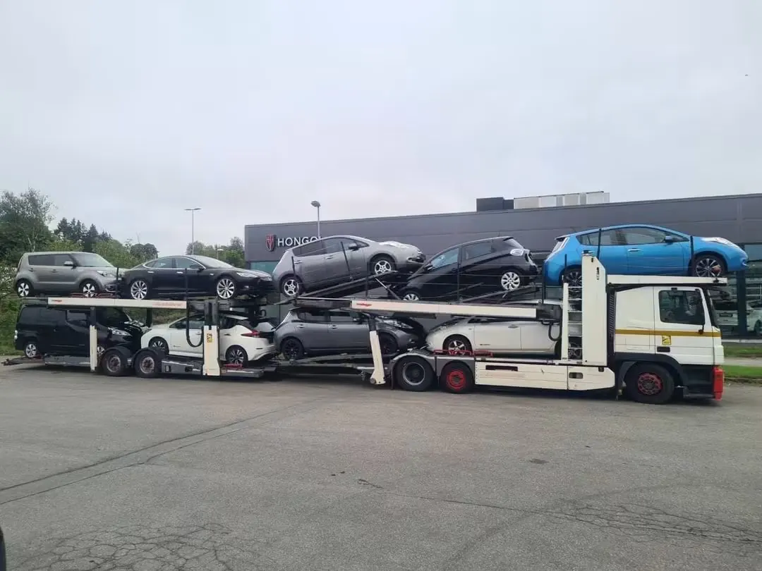 Elbiler hentet av RS Auto på transportbil