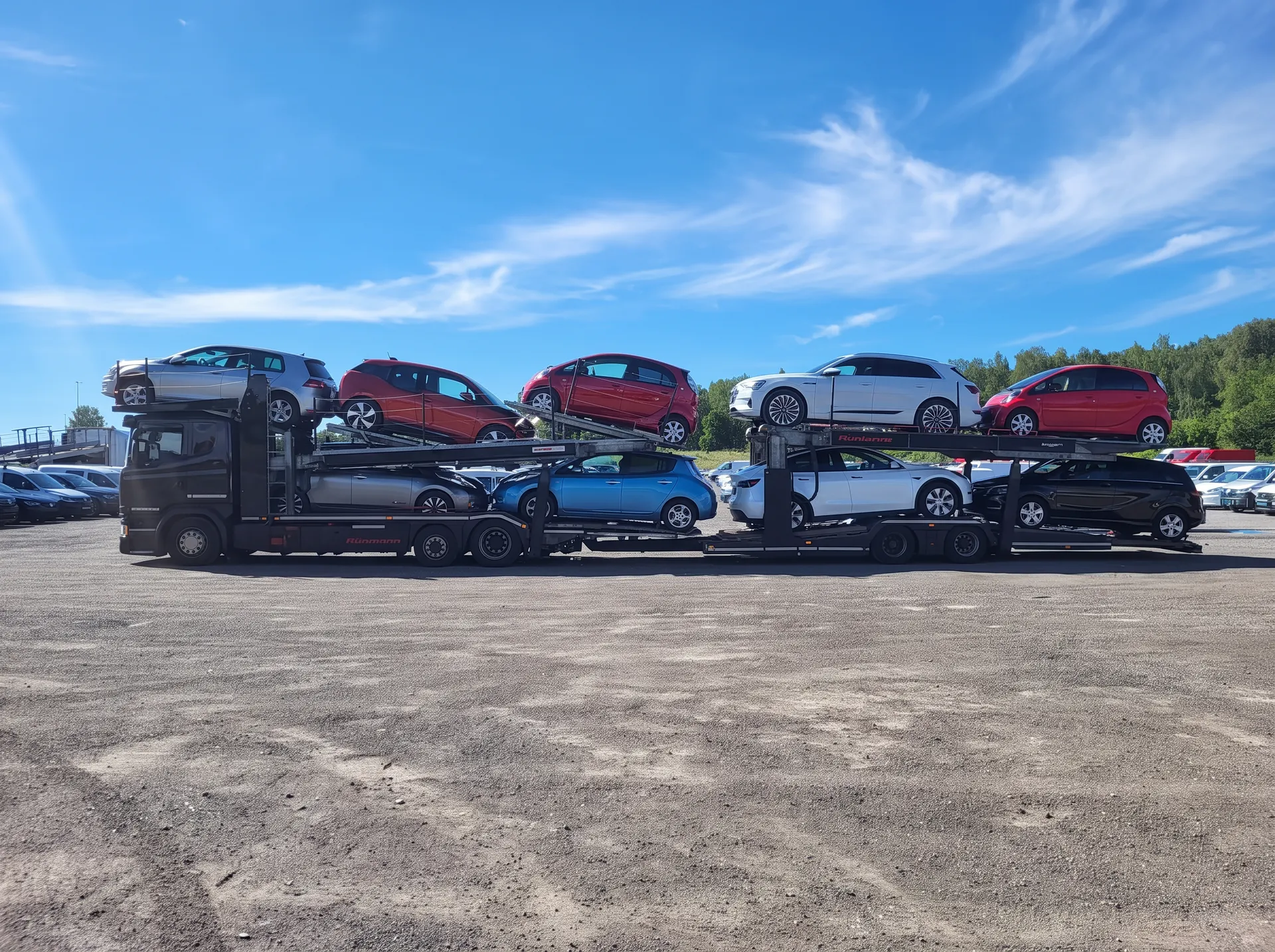 RS Autos biltransport lastet med elbiler kjøpt fra kunder